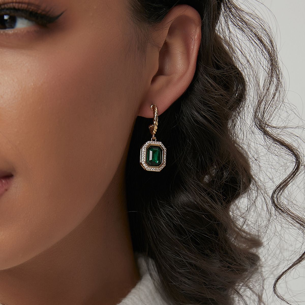 Women's Vintage Temperament Emerald Zirconia Earrings