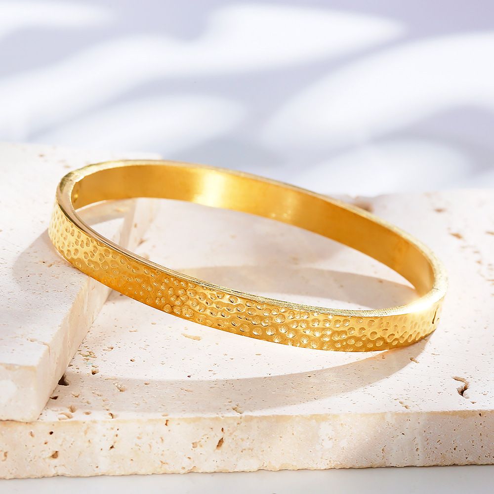 Women's Fashion Non-fading Striped Hammered Bracelet