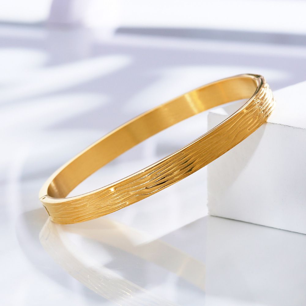 Women's Fashion Non-fading Striped Hammered Bracelet
